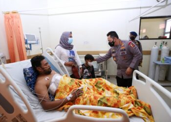 Jenguk Anggota Polri Korban Baku Tembak KKB, Kapolri Kami Bangga Sama Kalian......