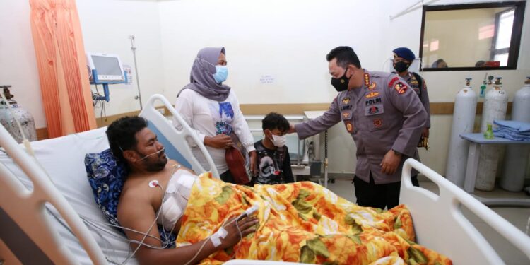 Jenguk Anggota Polri Korban Baku Tembak KKB, Kapolri Kami Bangga Sama Kalian......