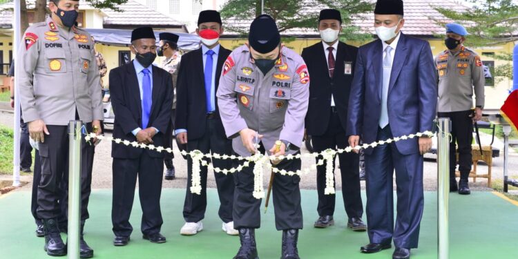 Kapolri Resmikan Gedung Baru Ponpes Assalam dan Tinjau Vaksinasi
