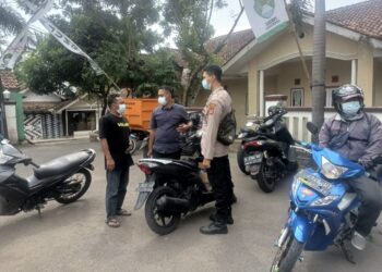 Polisi Majalengka Jabar Sambangi Warga Untuk Patuhi Prokes