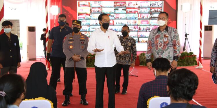 polri bersinergi dengan bem dan okp gelar vaksinasi ....