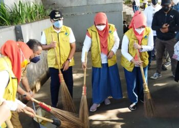 sambut ultah prmkot bandung bebersih taman kota ....