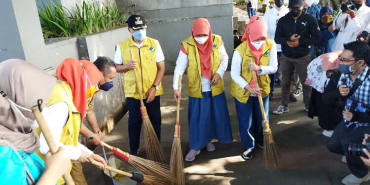 sambut ultah prmkot bandung bebersih taman kota ....