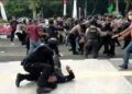 seorang mahasiswa pinsan kena 'smackdown' polisi saat demo ...