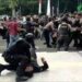 seorang mahasiswa pinsan kena 'smackdown' polisi saat demo ...