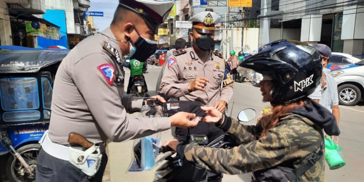 Operasi Zebra Lodaya 2021, Polisi Bagikan Masker dan Leaflet Ditengah PPKM