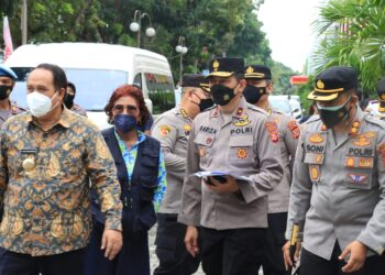 kapolda bersama susi pudjiastuti  melakukan kunjungan kerja......