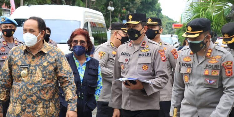 kapolda bersama susi pudjiastuti  melakukan kunjungan kerja......