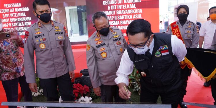 kapolda jabar dampingi gubernur jabar (Ridwan Kamil) resmikan gedung direktorat narkoba & direktorat  intelkam beserta penunjang lainnya.