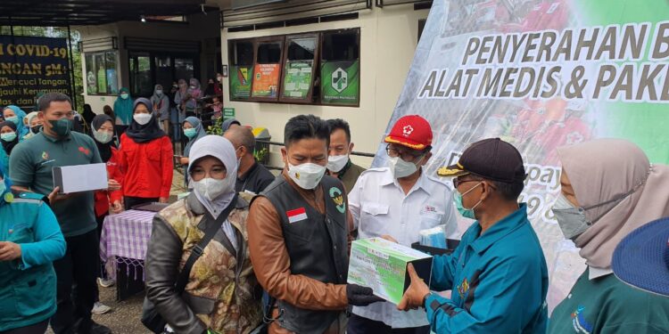 puskesmas dan warga di pangalengan mendapatkan bantuan dari pmi kabupaten bandung dan yayasan peduli...