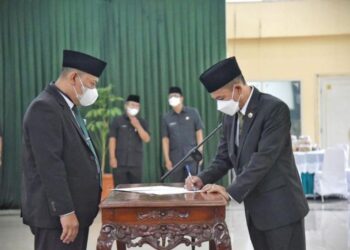 uben yunara dikukuhkan sebagai komisaris pt. bpr kerta raharja kabupaten bandung.....