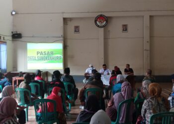 kepala desa sangkanhurip memfasilitasi pasar sangkanhurip dalam perputaran ekonomi warga pedagang...