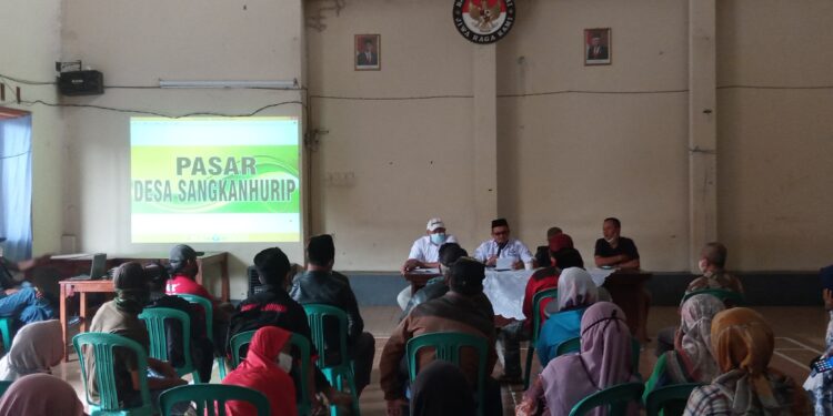 kepala desa sangkanhurip memfasilitasi pasar sangkanhurip dalam perputaran ekonomi warga pedagang...