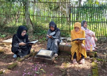 ziarah kubur saat ......