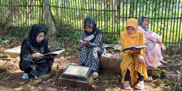 ziarah kubur saat ......