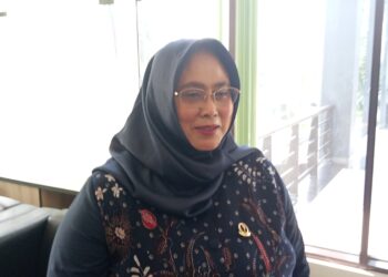 tia fitriani dewan nasdem provinsi jawa barat bangga dan mendukung wisuda sekolah lansia........