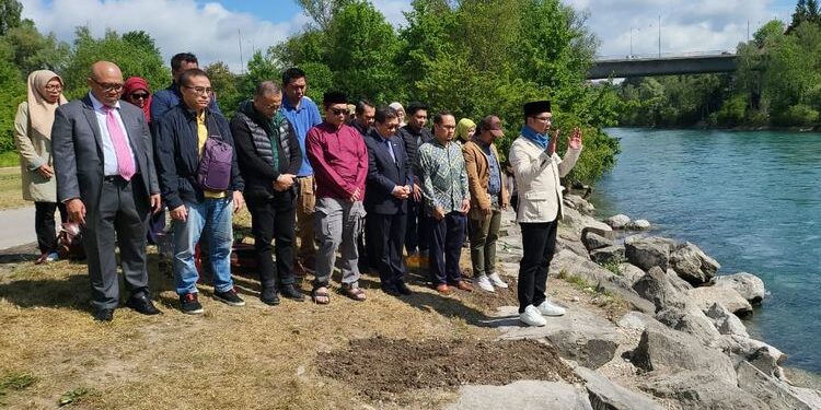 Sebelum Pulang Ke Indonesia, Ridwan Kamil Pimpin Salat Gaib Untuk Eril ...