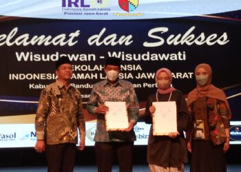 bupati wisuda 185 siswa sekolah lansia angkatan pertama....
