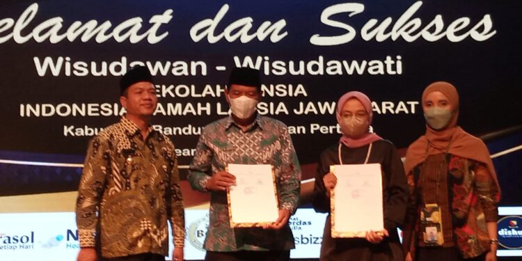 bupati wisuda 185 siswa sekolah lansia angkatan pertama....