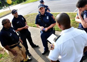 “keterampilan komunikasi persuasif polisi” (police persuasive communication skill).....
