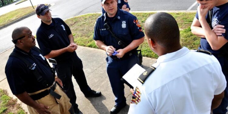 “keterampilan komunikasi persuasif polisi” (police persuasive communication skill).....