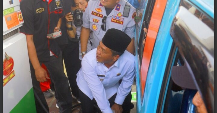 kang ds , bantu kesulitan sopir angkot bagikan bbm gratis selama 3 bulan......