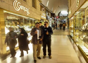 prawita genpari nikmati wisata belanja di grand bazar dan hippodrome square turki...