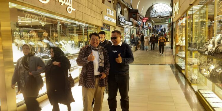 prawita genpari nikmati wisata belanja di grand bazar dan hippodrome square turki...