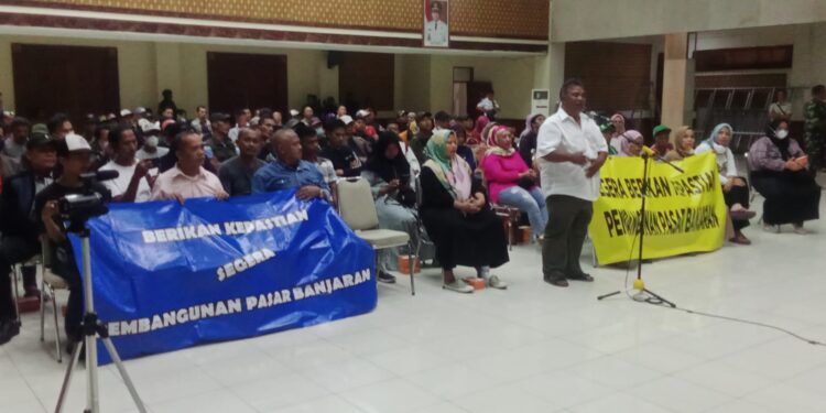 Pedagang Pasar Banjaran Bandung Menanyakan Kapan Pasar Akan Dibangun ? ...