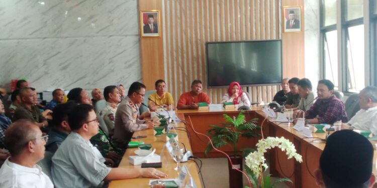 Pedagang Pasar Banjaran Mendatangi Komisi B - DPRD Kabupaten Bandung ...