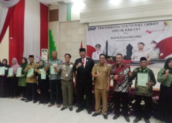Bupati Kab. Bandung Serahkan Sertifikat Tanah Untuk Rakyat