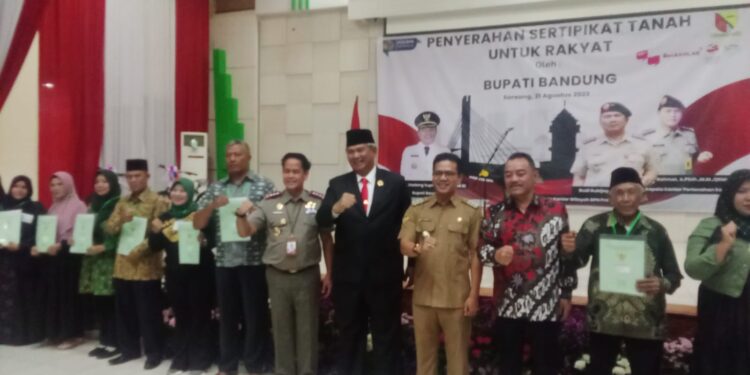 Bupati Kab. Bandung Serahkan Sertifikat Tanah Untuk Rakyat