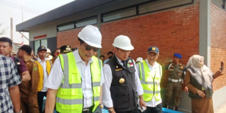 Menkomarver Tinjau TPST Oxbow Cicukang di Kabupaten Bandung...