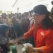 Viral Dalam Video, Gus Miftah Bagi-bagi Uang Kepada Masyarakat...