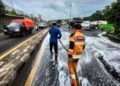 Truk Tanki Bahan Kimia Bocor, Sejumlah Pengendara Jadi Korban...