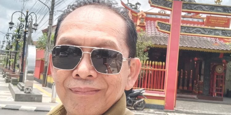 Sudarjono. “Mobil Esemka Ba’ Kendaraan Politik Jokowi Menuju RI-1”