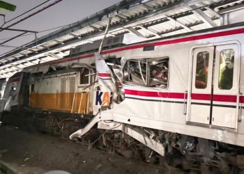 TERJADINYA KECELAKAAN KERETA API DI BEKASI TIMUR