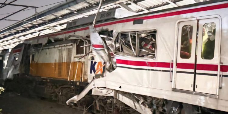 TERJADINYA KECELAKAAN KERETA API DI BEKASI TIMUR