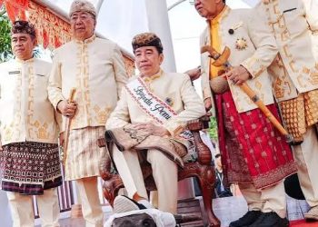 “Apa Makna Menginjak Kepala Kerbou di Safari Politik Jokowi”