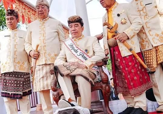 “Apa Makna Menginjak Kepala Kerbou di Safari Politik Jokowi”