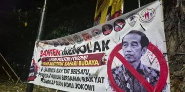 Spanduk Penolakan Safari Jokowi main Raja-raja nan