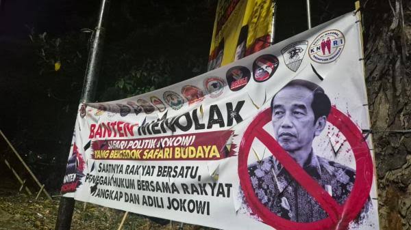 Spanduk Penolakan Safari Jokowi main Raja-raja nan